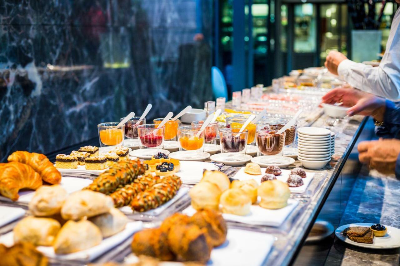 Mercure Living 푸트라자야 외부 사진 A buffet at a hotel